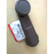 MB701415 MİTSUBİSH LANCER CAM AÇMA KOLU ÖN K.RENGİ